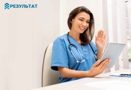 Плюсы терапии в частной наркологической клинике Врач общается с пациентом по видеосвязи