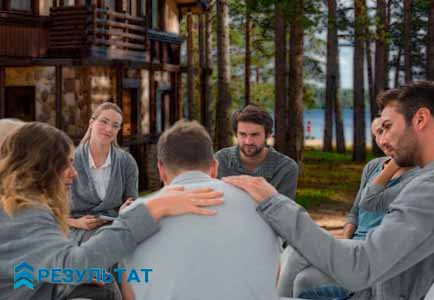 Группа пациентов беседуют в кругу