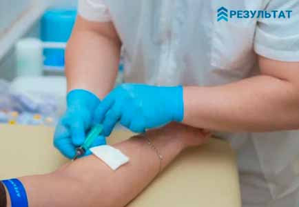 Условия для кодирования наркомании Врач готовит руку пациента к инъекции