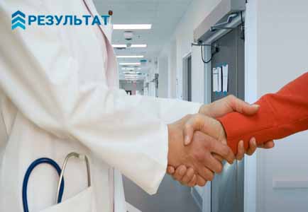Врач жмёт руку пациенту