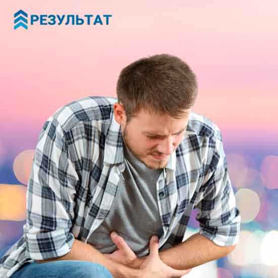 Мужчина держится руками за живот