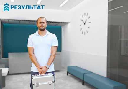 Плюсы обращения в нашу клинику Врач с чемоданом в фойе клиники